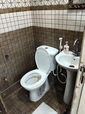 Bathroom in 2 BHK Builder Floor at ABCZ East Sapphire, Sector 45 – for Rent