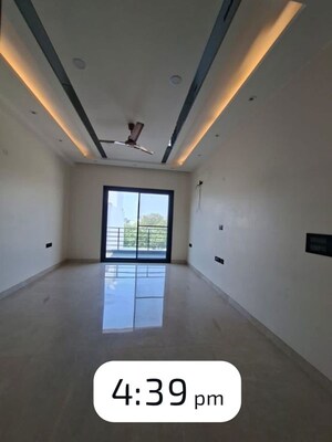 Bedroom in 3 BHK Builder Floor at Sector 40 – for Rent