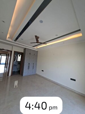 Room in 3 BHK Builder Floor at Sector 40 – for Rent