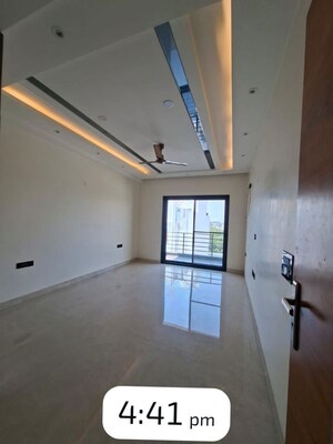 Room in 3 BHK Builder Floor at Sector 40 – for Rent