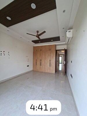 Room in 3 BHK Builder Floor at Sector 40 – for Rent
