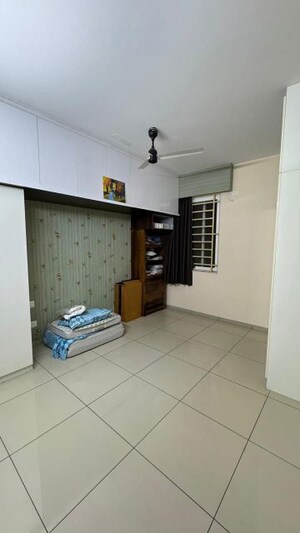 Room in 2 BHK Apartment at Prestige Royale Gardens, Gantiganahalli – for Rent