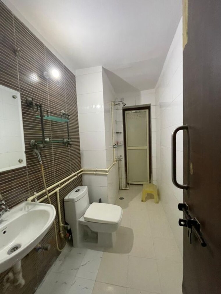 Bathroom, sector 70 2 Bedroom 600 Sq.Ft. Builder Floor In Sector 70 Noida 10334273
