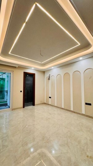 Building Lobby in 3.5 BHK Builder Floor at Vipul World Floors, Sector 48 – for Sale