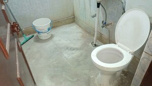 Bathroom in 1 BHK Builder Floor at Vaishali Sector 5 – for Rent
