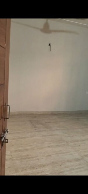 Room in 3 BHK Builder Floor at Sector 9a – for Rent