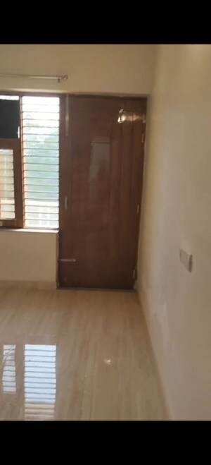 Room in 3 BHK Builder Floor at Sector 9a – for Rent