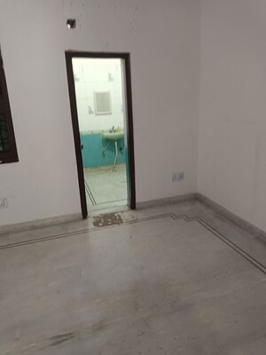 Room in 3 BHK Builder Floor at Sector 9 – for Rent
