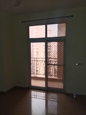 Room in 3 BHK Apartment at Sector 16c Greater Noida – for Sale