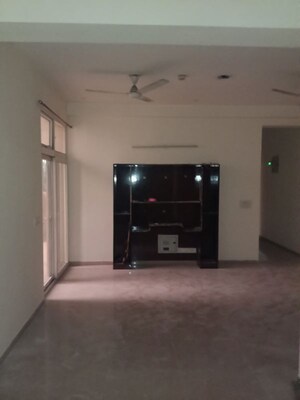 Room in 3 BHK Apartment at Sector 16c Greater Noida – for Sale