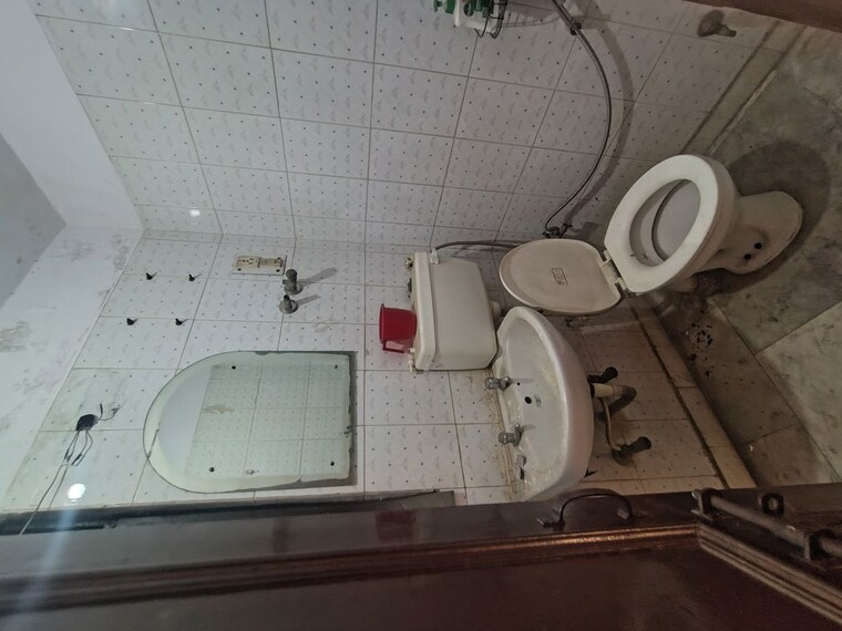 Bathroom, savitri nagar 2 Bedroom 1200 Sq.Ft. Builder Floor In Savitri Nagar Delhi 10334524