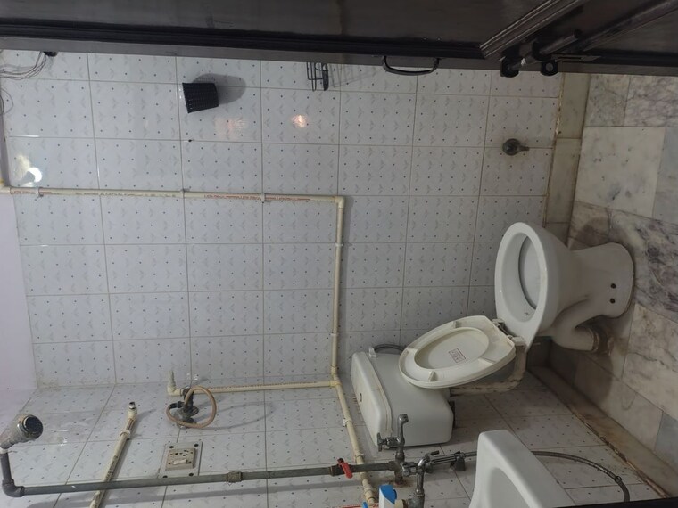 Bathroom, savitri nagar 2 Bedroom 1200 Sq.Ft. Builder Floor In Savitri Nagar Delhi 10334524