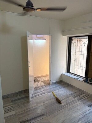Room in 3 BHK Apartment at Link Garden, Andheri West – for Rent