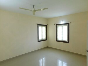 Room in 3 BHK Builder Floor at Kondapur – for Rent