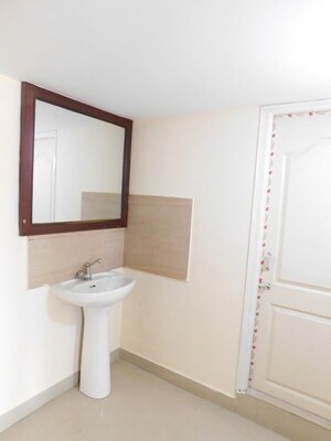 Room in 3 BHK Builder Floor at Kondapur – for Rent