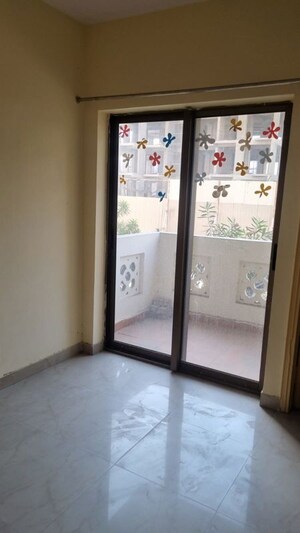 Room in 3 BHK Apartment at Eros Sampoornam, Sector 2 Greater Noida – for Rent