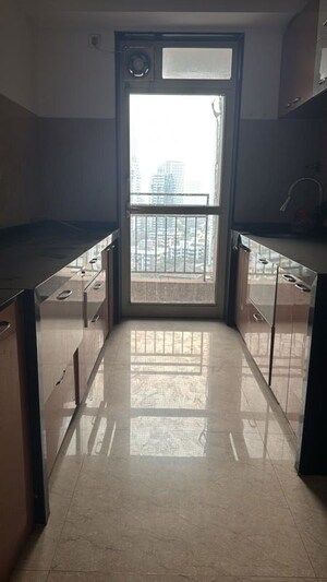 Room in 2 BHK Apartment at JP Decks, Goregaon East – for Rent