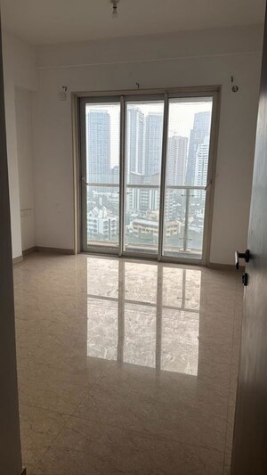 Room in 2 BHK Apartment at JP Decks, Goregaon East – for Rent