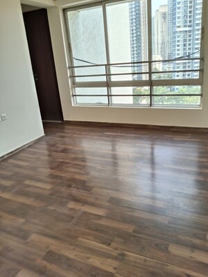 Room in 2 BHK Apartment at Runwal Greens, Mulund West – for Rent