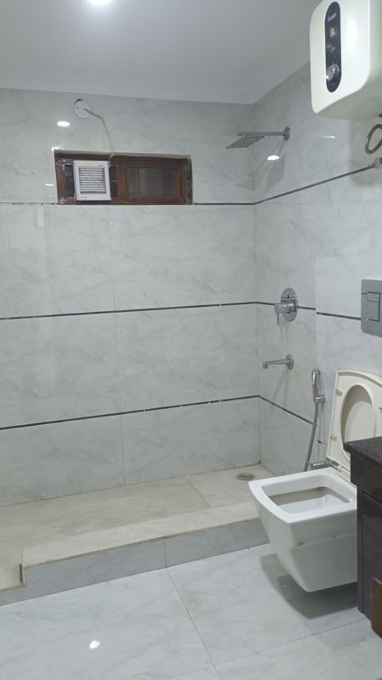Bathroom, new rajinder nagar 3 Bedroom 1800 Sq.Ft. Builder Floor In New Rajinder Nagar Delhi 10334720