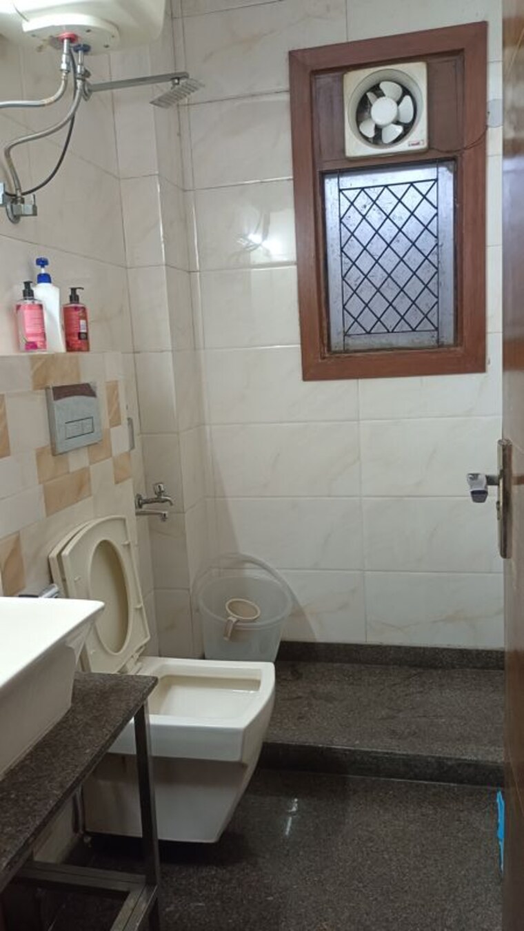 Bathroom, old rajinder nagar 3 Bedroom 760 Sq.Ft. Builder Floor In Old Rajinder Nagar Delhi 10334743
