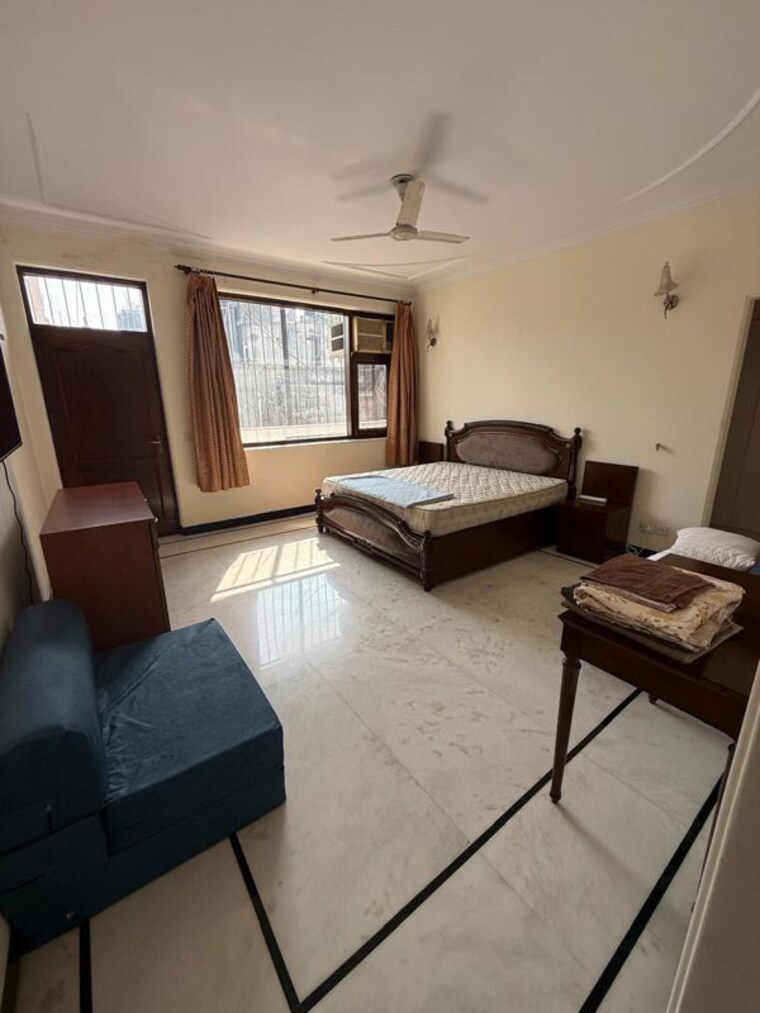 Living Room, sector 73 3 Bedroom 1300 Sq.Ft. Builder Floor In Sector 73 Noida 10334754