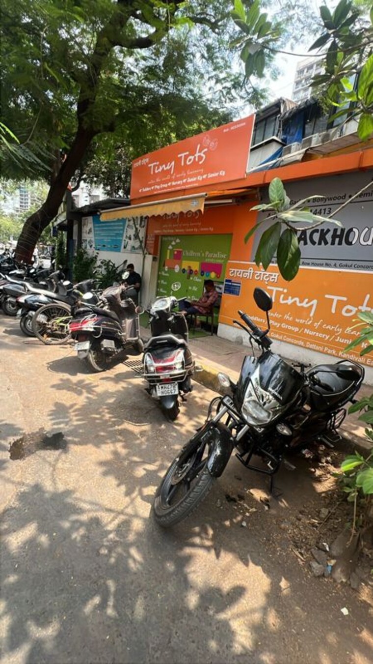  Parking, gokul-concorde Commercial Showroom 3000 Sq.Ft. In Kandivali East Mumbai 10334913