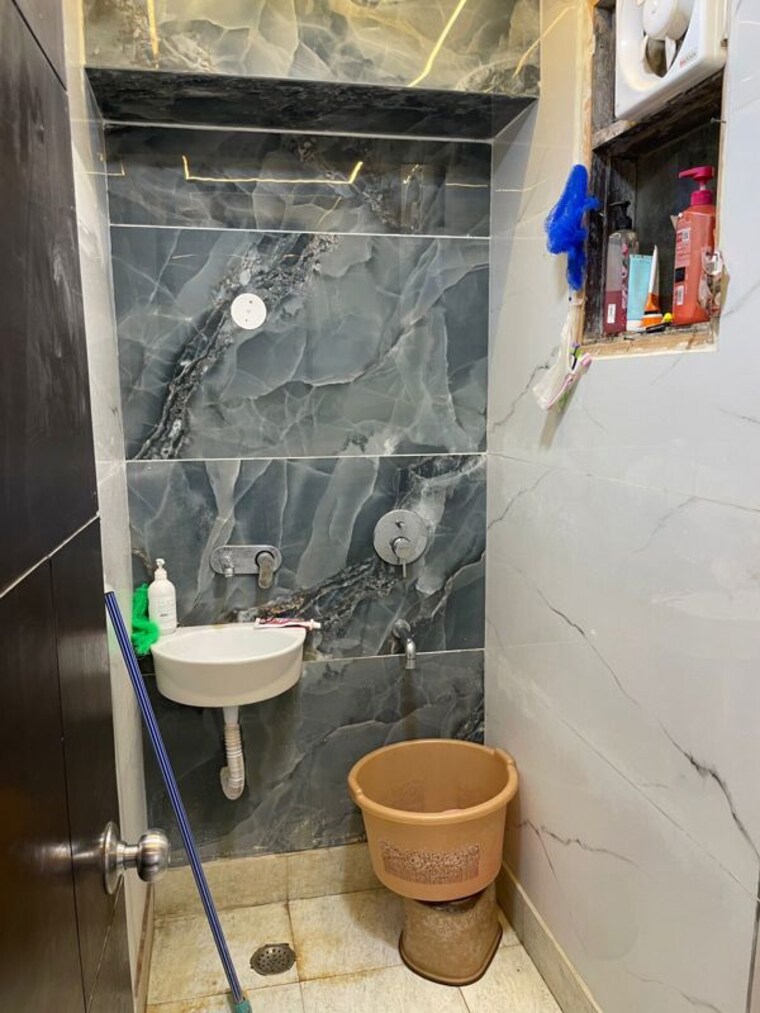 Bathroom, malviya nagar 3 Bedroom 900 Sq.Ft. Builder Floor In Malviya Nagar Delhi 10334528
