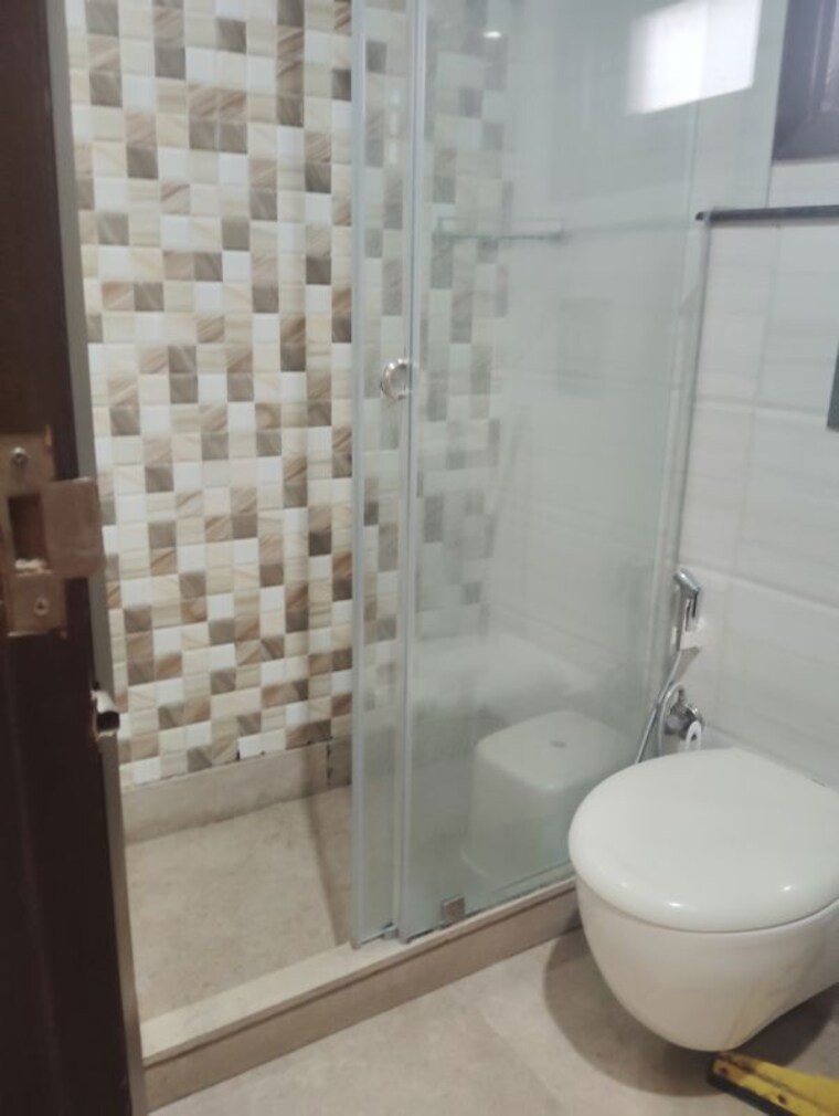 Bathroom, chittaranjan park 3.5 Bedroom 1500 Sq.Ft. Builder Floor In Chittaranjan Park Delhi 10334952