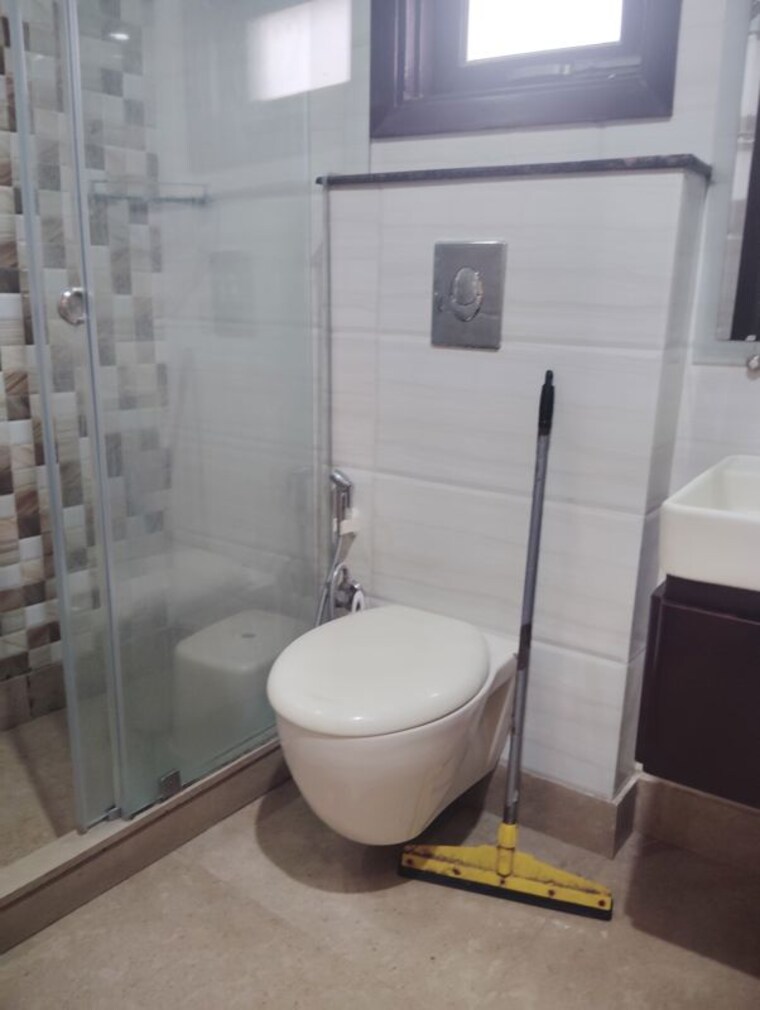 Bathroom, chittaranjan park 3.5 Bedroom 1500 Sq.Ft. Builder Floor In Chittaranjan Park Delhi 10334952