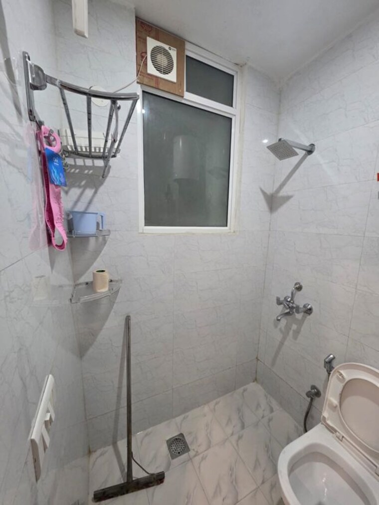 Bathroom, sector 75 3 Bedroom 1325 Sq.Ft. Builder Floor In Sector 75 Noida 10334972