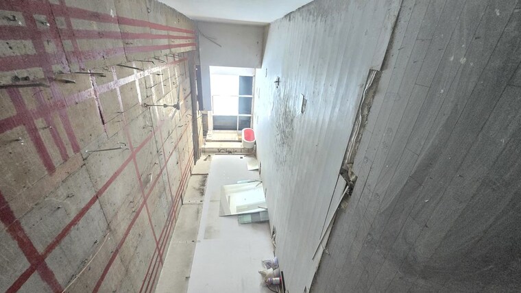 Balcony, express-zone Commercial Office Space 1500 Sq.Ft. In Malad East Mumbai 10335003