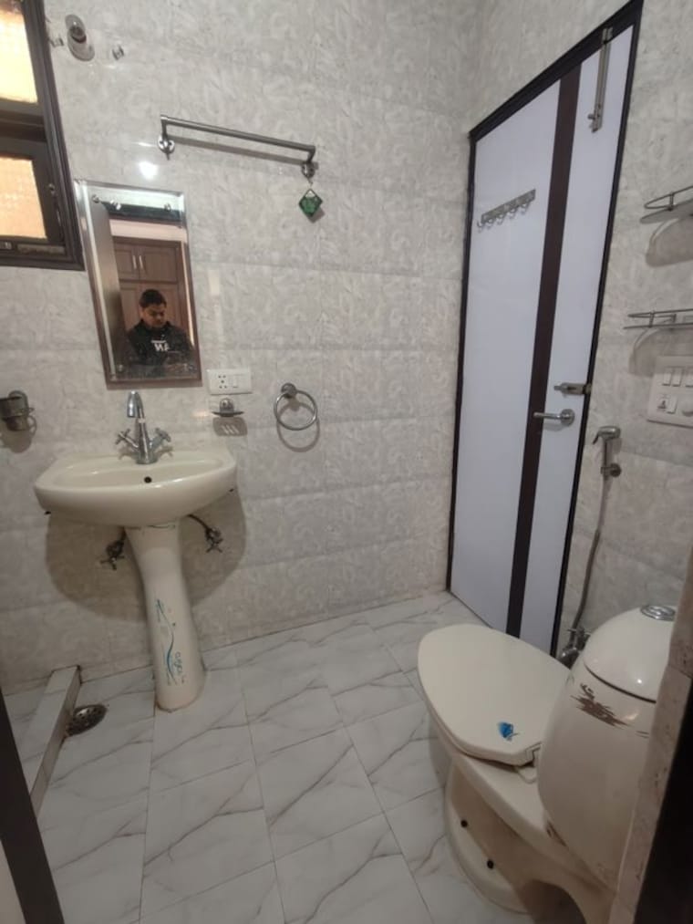 Bathroom, shivalik colony 2 Bedroom 1650 Sq.Ft. Builder Floor In Shivalik Colony Delhi 10335011