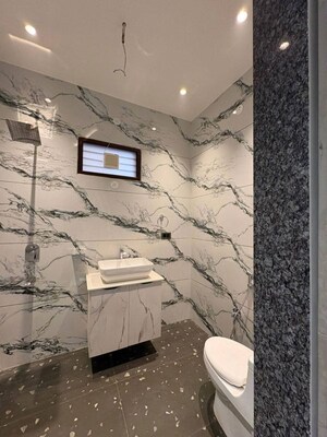 Bathroom in 6 BHK Villa at Gomti Nagar – for Rent