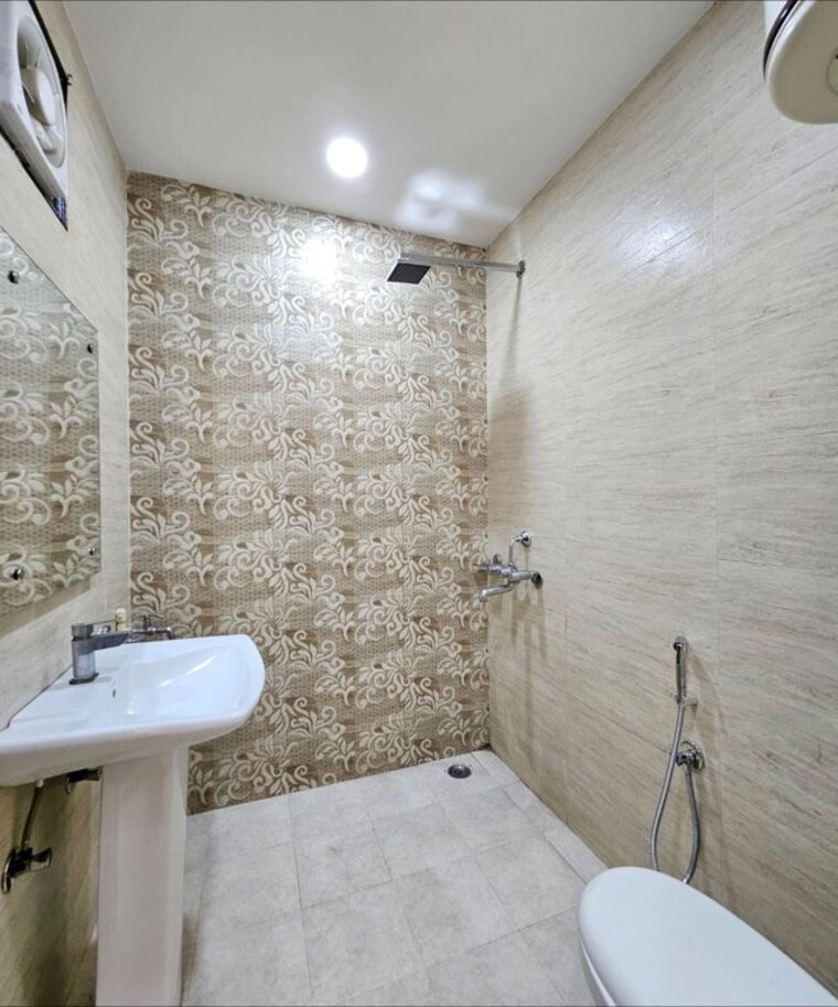 Bathroom, indrapuram 3 Bedroom 1370 Sq.Ft. Builder Floor In Indrapuram Ghaziabad 10335126