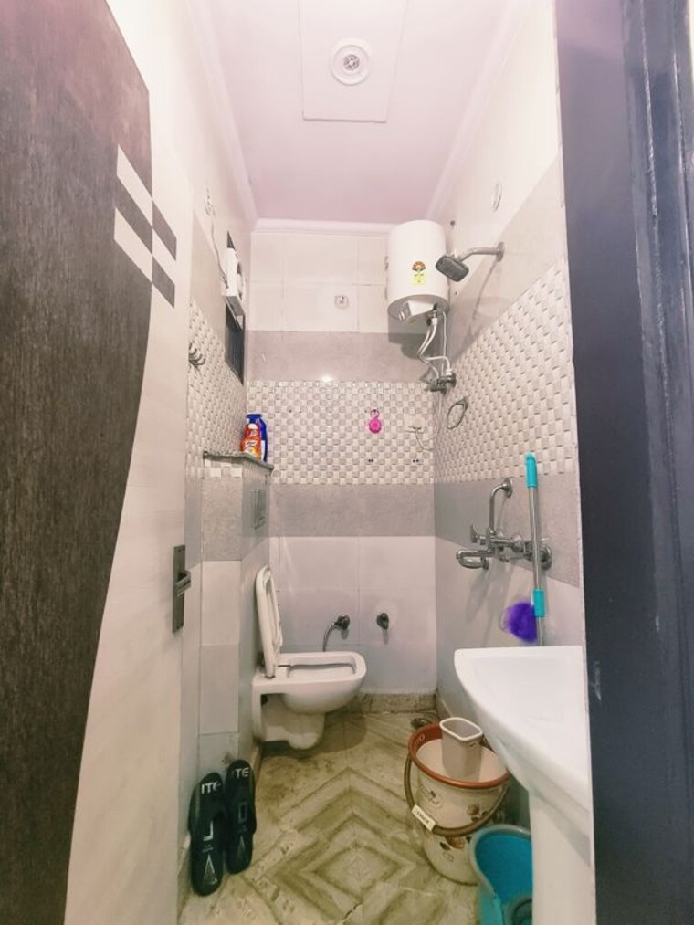 Bathroom, mansa ram park 3 Bedroom 810 Sq.Ft. Builder Floor In Mansa Ram Park Delhi 10335173