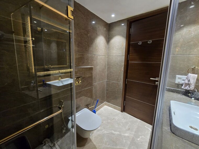 Bathroom, safdarjung enclave 4 Bedroom 4500 Sq.Ft. Apartment In Safdarjung Enclave Delhi 10335267