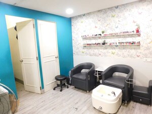  Shop For Sale in Juhu