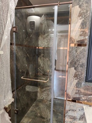 Bathroom in 4 BHK Builder Floor at DLF City Phase IV, Dlf Phase iv – for Rent