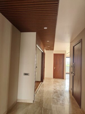 Building Lobby in 4 BHK Builder Floor at DLF City Phase IV, Dlf Phase iv – for Rent