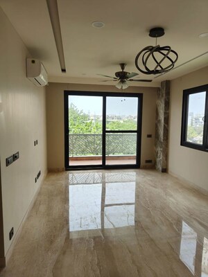 Room in 4 BHK Builder Floor at DLF City Phase IV, Dlf Phase iv – for Rent