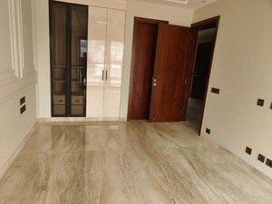 Room in 4 BHK Builder Floor at DLF City Phase IV, Dlf Phase iv – for Rent