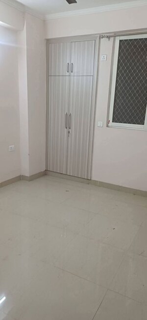Room in 3 BHK Apartment at Amrapali Golf Homes, Sector 4 Greater Noida – for Rent