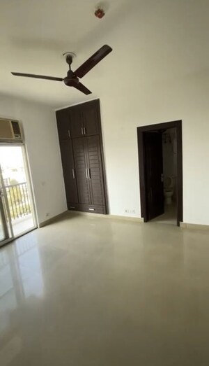 Room in 3.5 BHK Apartment at Amrapali Platinum, Sector 119 – for Sale