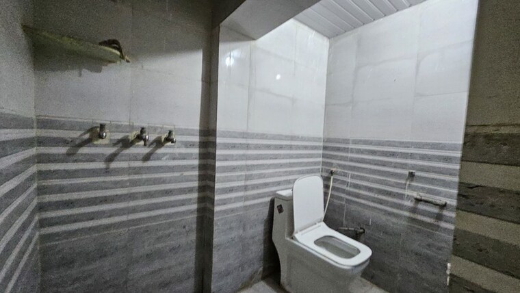 Bathroom, dilshad garden 2 Bedroom 650 Sq.Ft. Apartment In Dilshad Garden Delhi 10335498