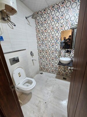 Bathroom in 2 BHK Builder Floor at DLF City Gurgaon, Sector 27 – for Rent