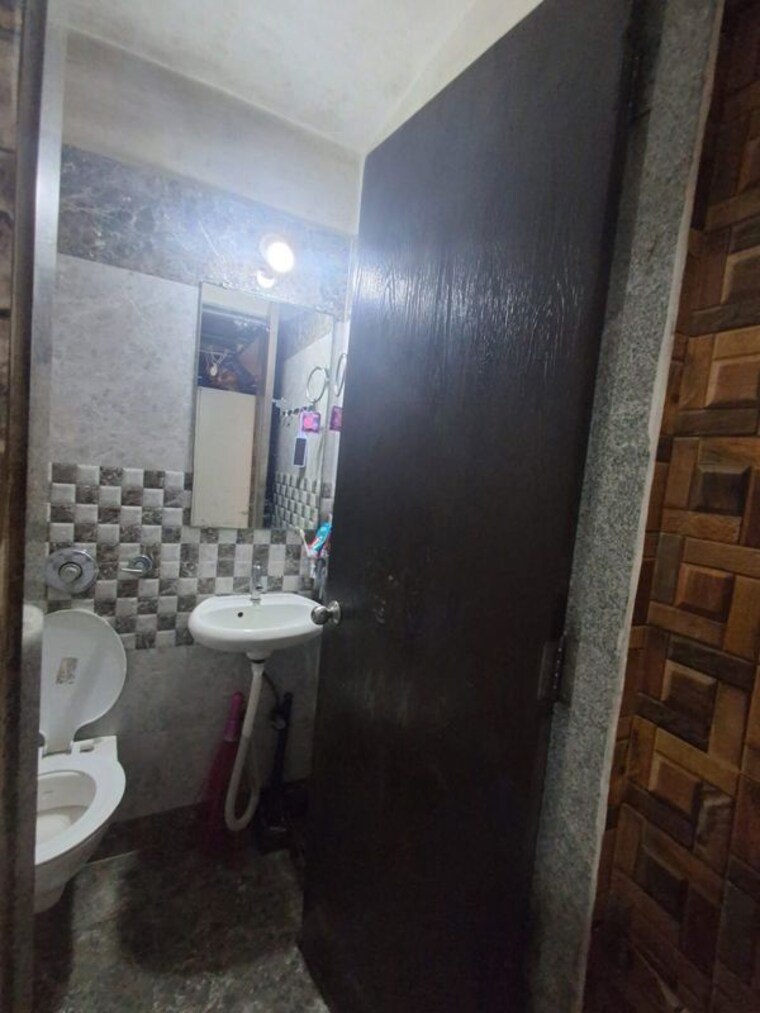 Bathroom, vivekanand nagar 1.5 Bedroom 560 Sq.Ft. Apartment In Vivekanand Nagar Mumbai 10318342