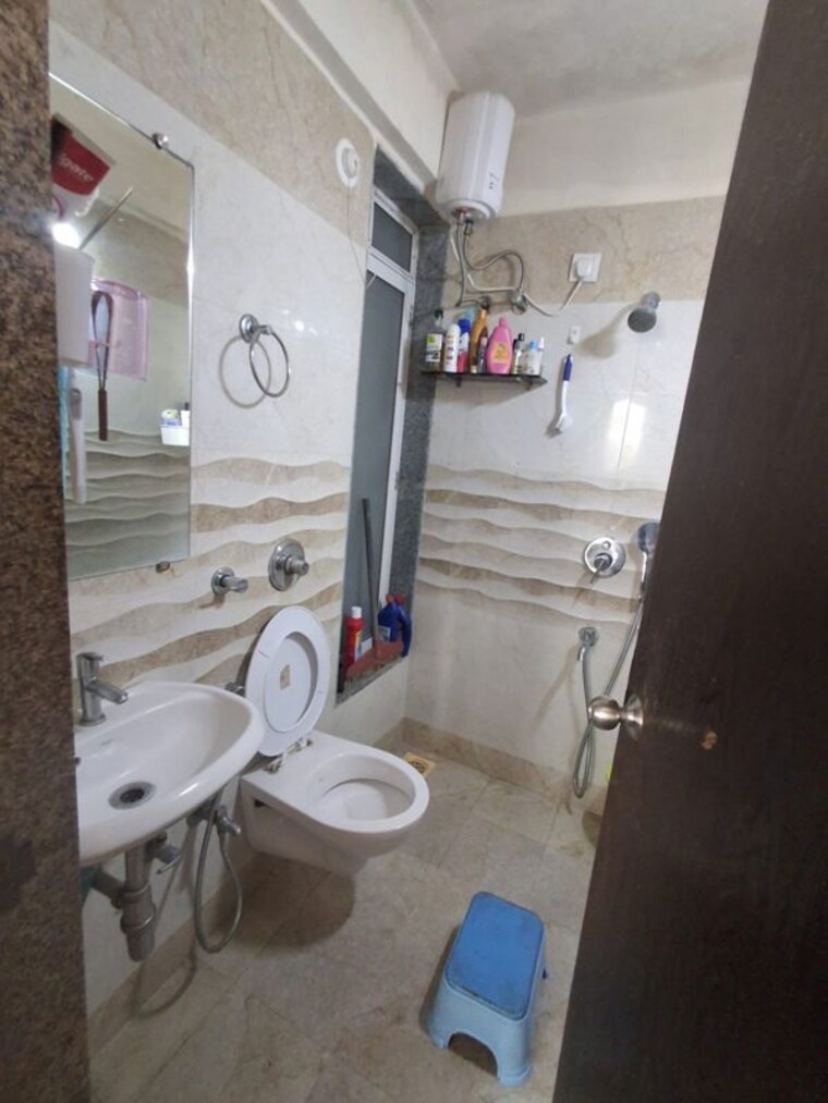 Bathroom, vivekanand nagar 1.5 Bedroom 560 Sq.Ft. Apartment In Vivekanand Nagar Mumbai 10318342