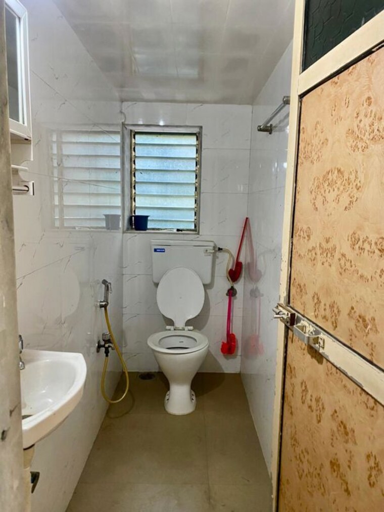 Bathroom, karachi-citizens-chs 2 Bedroom 1100 Sq.Ft. Apartment In Juhu Mumbai 9910854
