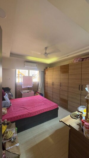 Bedroom in 2 BHK Apartment at Andheri West – for Rent